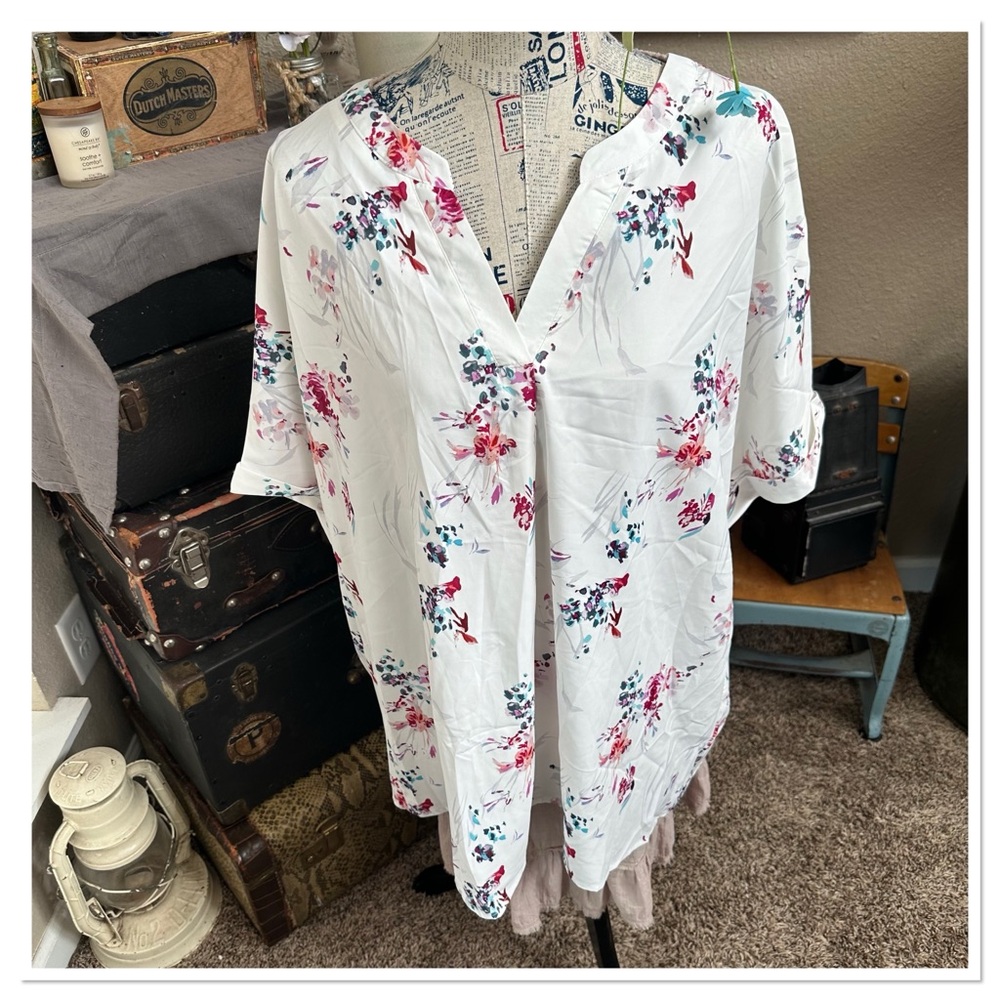 🦋 NWT- BloomChic White, Floral, Lightweight Top. Plus Size: 22/24